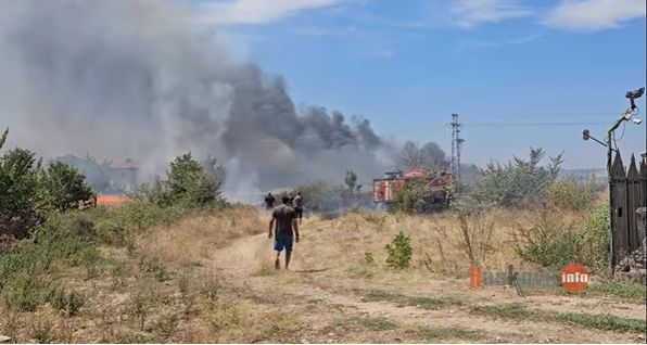 Извънредно! Пожар затвори пътя Хасково-Димитровград ВИДЕО