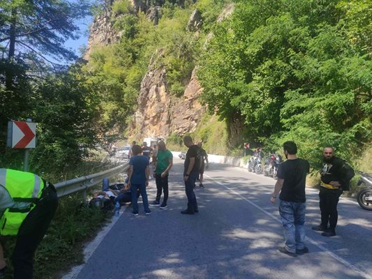 Страшно меле с два мотора край Девин, има ранени СНИМКИ