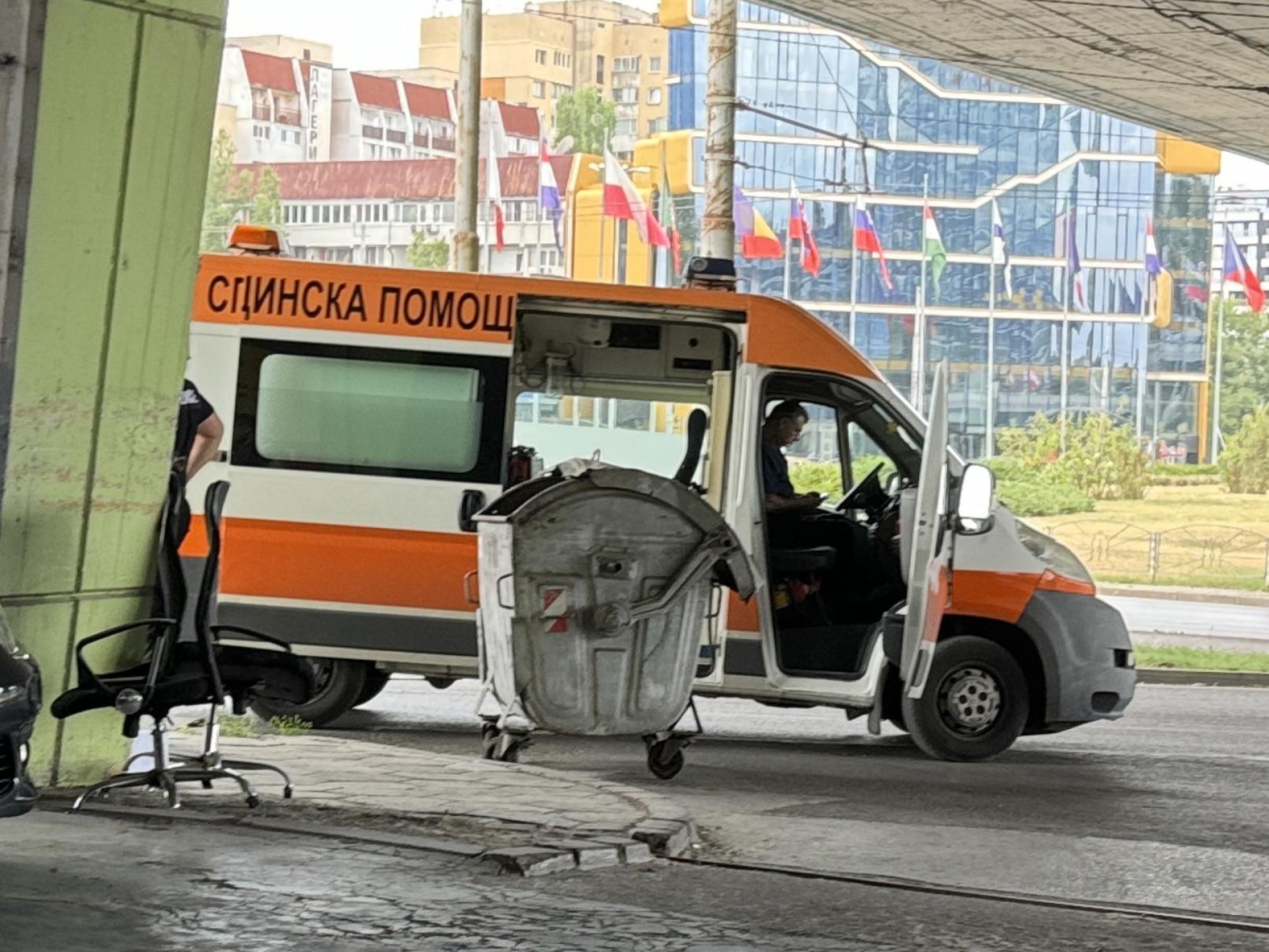 Първо в БЛИЦ! Извънредна ситуация на най-опасното кръстовище в София, гъмжи от полиция и линейки ВИДЕО