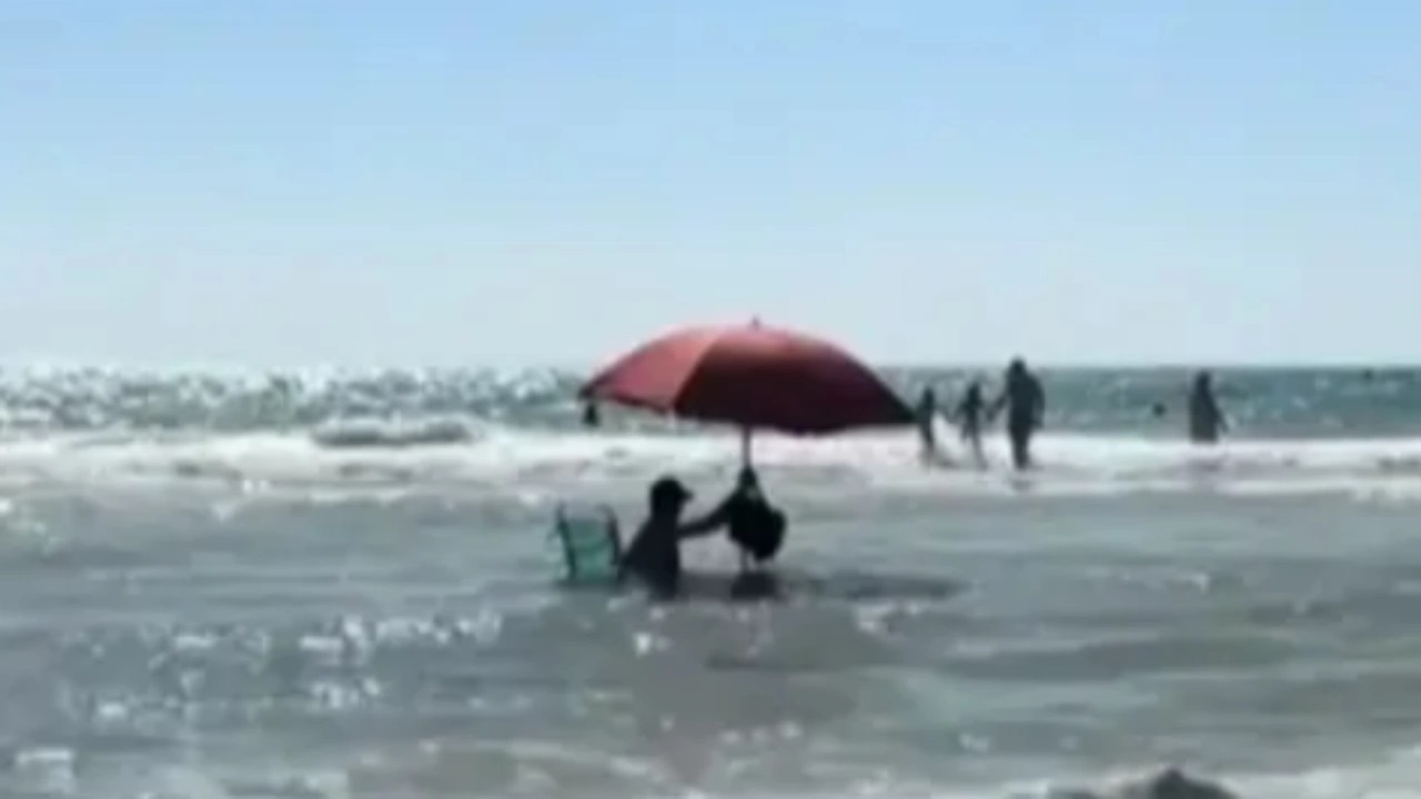 Първа линия на плажа: Ето какво направи невъзмутим мъж в морето ВИДЕО
