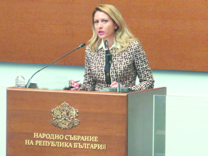 Стил, класа и елегантност - тази красива дама е модната икона на парламента СНИМКИ  