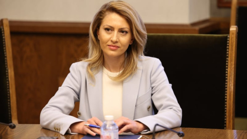 Стил, класа и елегантност - тази красива дама е модната икона на парламента СНИМКИ  