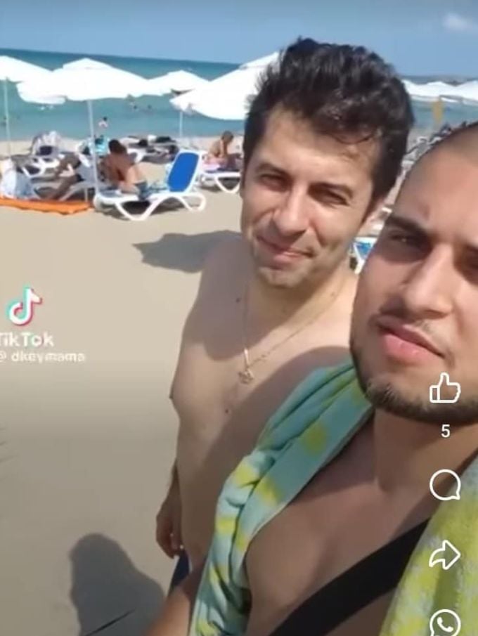 Изловиха Петков в поредна лъжа! Развява се полугол на... СНИМКИ