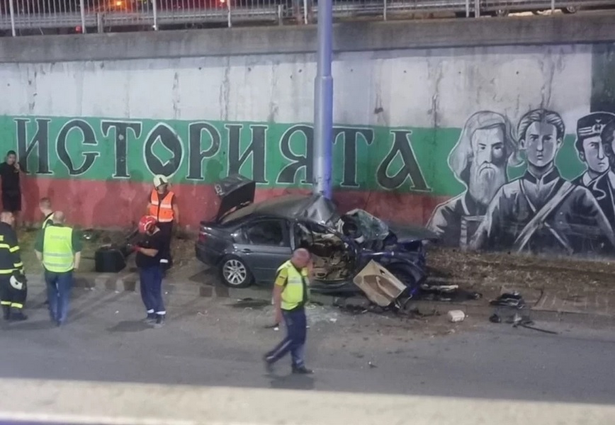 Тежка катастрофа в Пловдив, кола е смачкана до неузнаваемост СНИМКИ