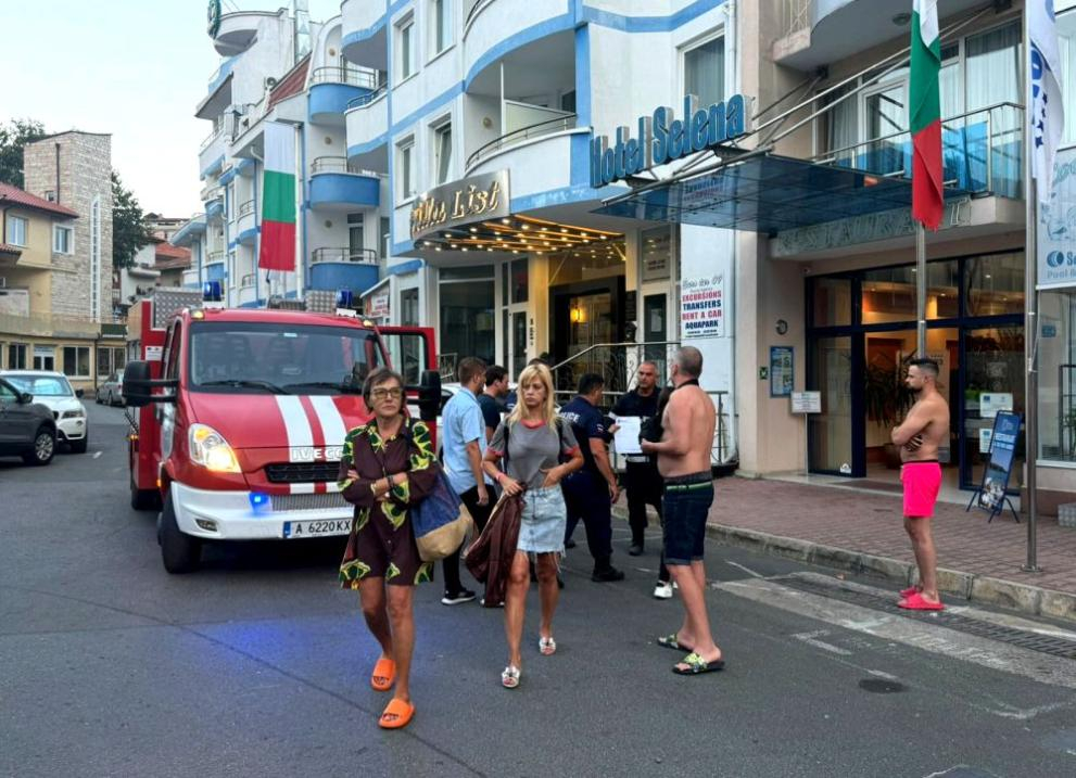Извънредно: Хотел в Созопол пламна, тече евакуация СНИМКИ