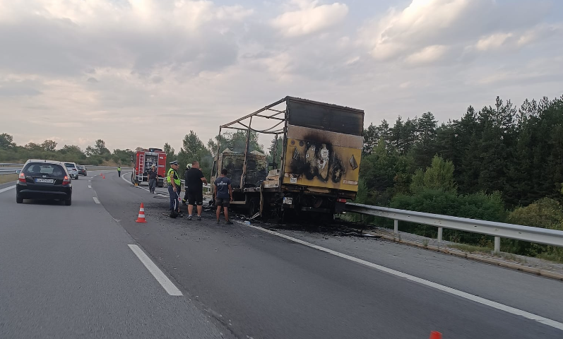 Огнен ад на "Струма", камион пламна като факла в движение СНИМКИ