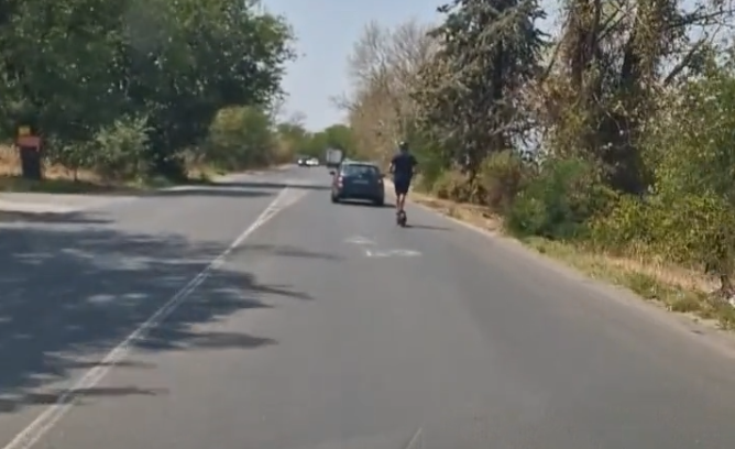 Младеж на тротинетка шокира шофьорите в Пловдив, полетя с... ВИДЕО