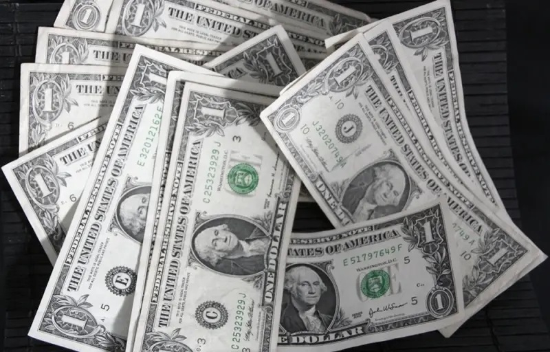 FT: Средната класа в САЩ свършва парите