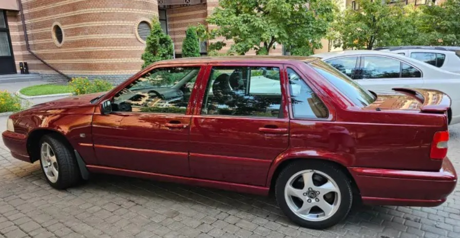 Капсула на времето: Намериха 27-г. спортно Volvo в ново състояние СНИМКИ