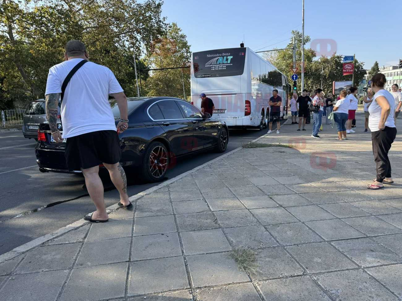 Страшно меле с автобус, пълен с румънци, в Бургас СНИМКИ 