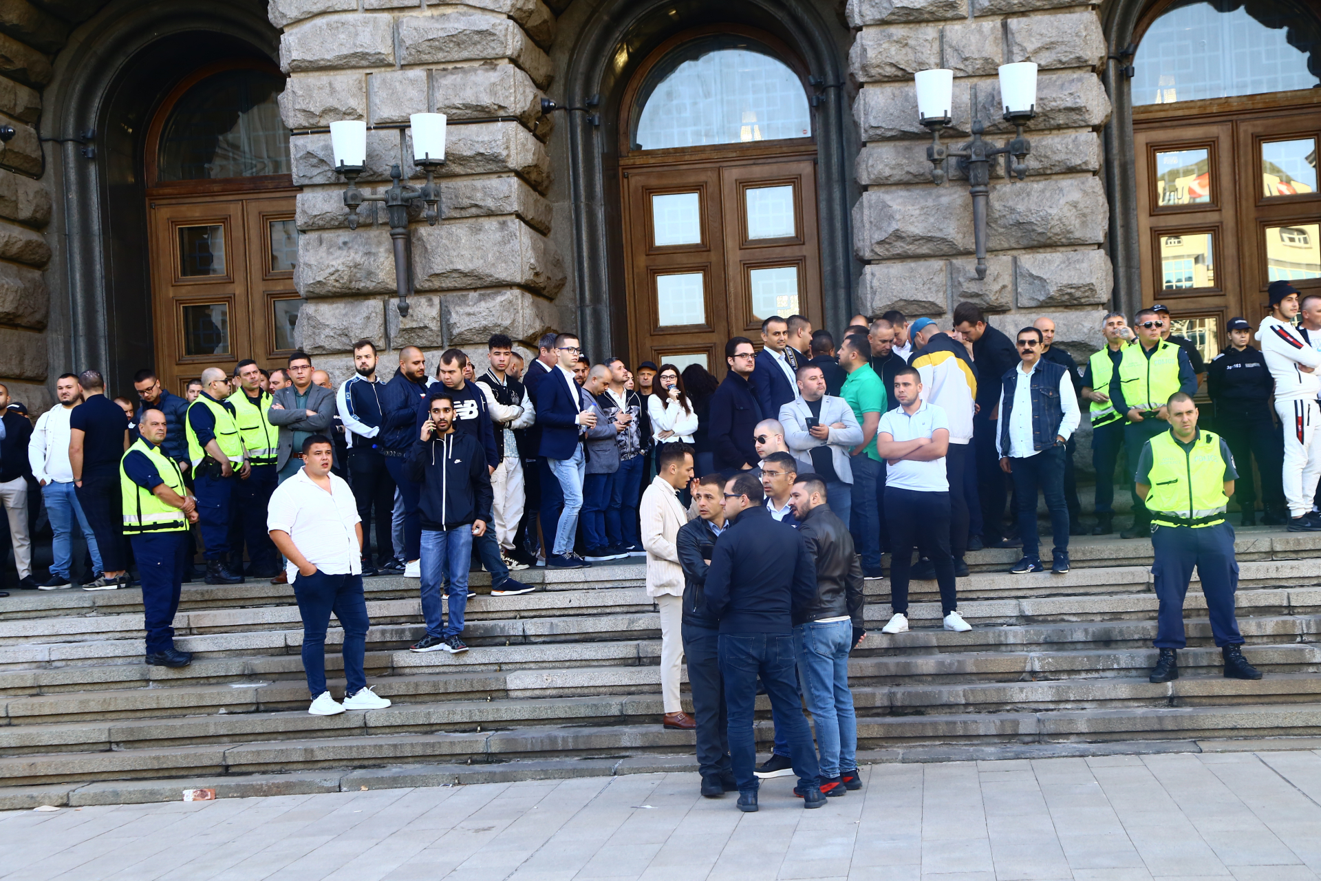 Жандармерия охранява входа на ЦИК СНИМКИ