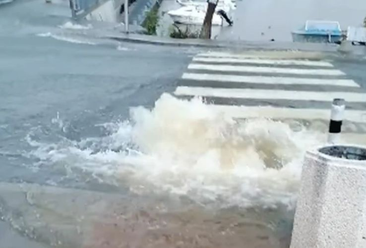 Потресаваща гледка на плажа в Ахтопол, какво причини бурята СНИМКИ 