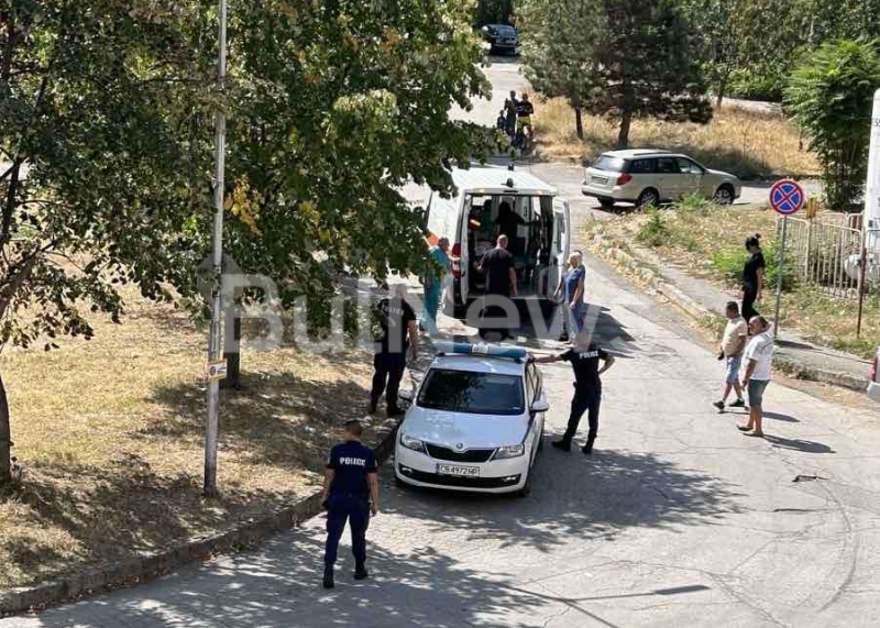 Полиция отцепи стадиона на Враца, кацна и медицинският хеликоптер СНИМКИ 
