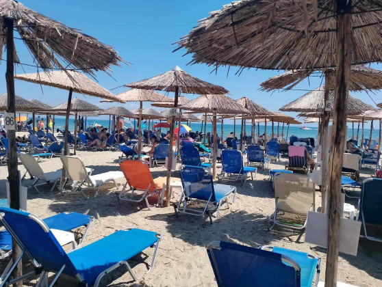 Феновете на гръцкото море изпищяха, на плажа ги чака неприятна изненада СНИМКИ 