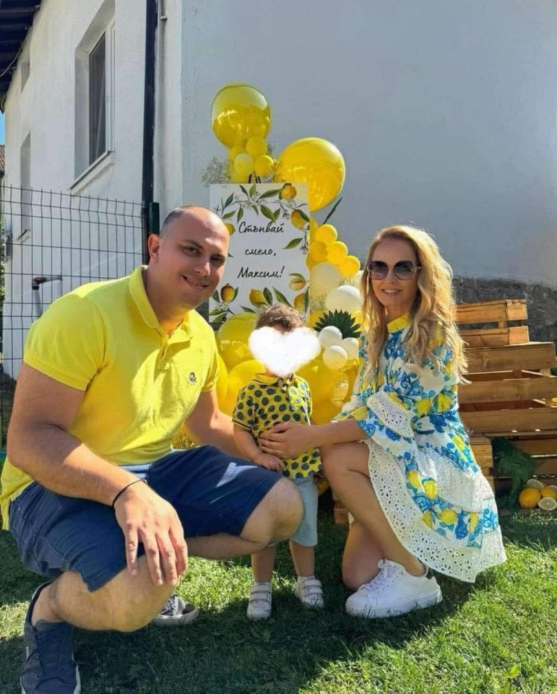 Широк масраф! Снахата на Йотова цъфна в рокля за 6 стотака, а синът ѝ... СНИМКИ
