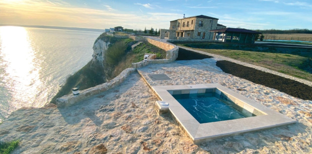 Продават уникално бижу с 19 апартамента, винарна и собствено лозе край Каварна за 3,5 млн. евро СНИМКИ 