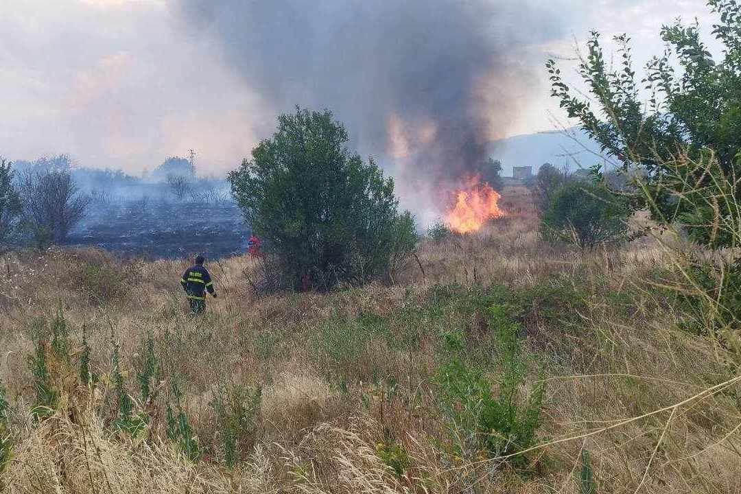 10 сгради изгоряха в Чипровци, огънят се разраства