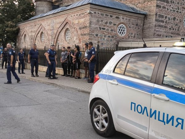 Свиреп екшън с въоръжени с ножове мигранти на пъпа на София, почерня от полиция СНИМКИ 
