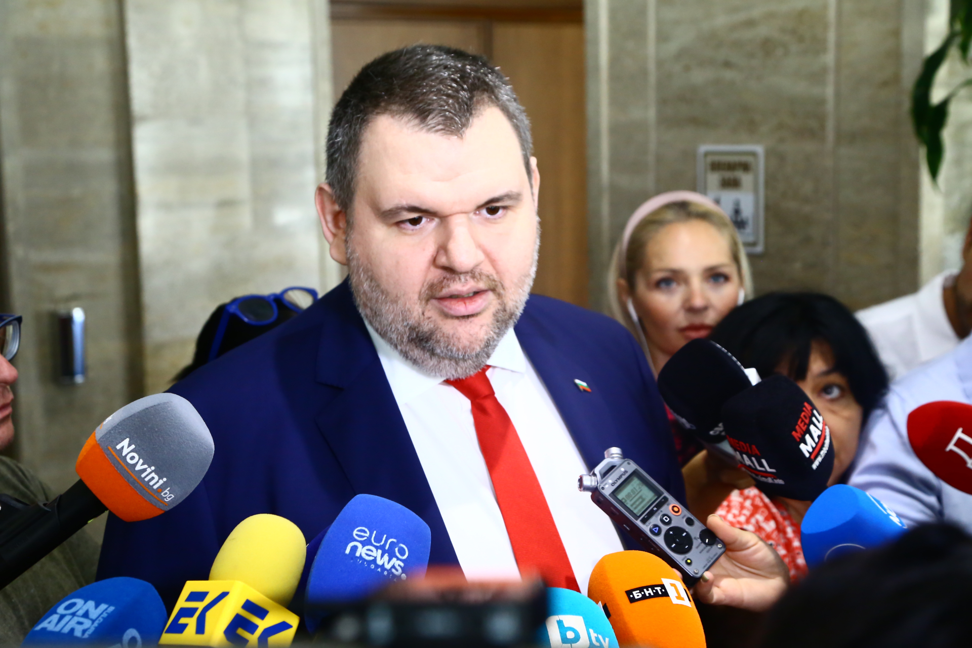 Алфа Рисърч: Пеевски изпреварва Доган!
