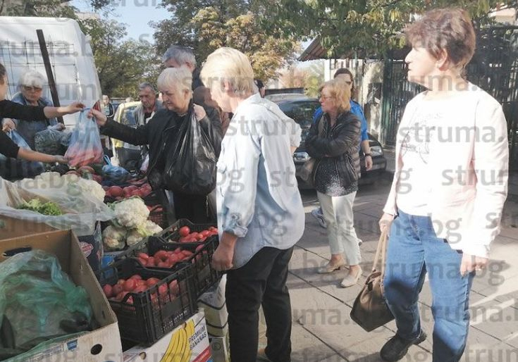 На пазара в Дупница: Търговци реват за клиенти, баби ги цакат с пазарлък СНИМКИ
