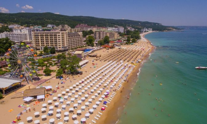 Румънци превзеха наш топ курорт навръх Съединението, хотелиери се жалват от...