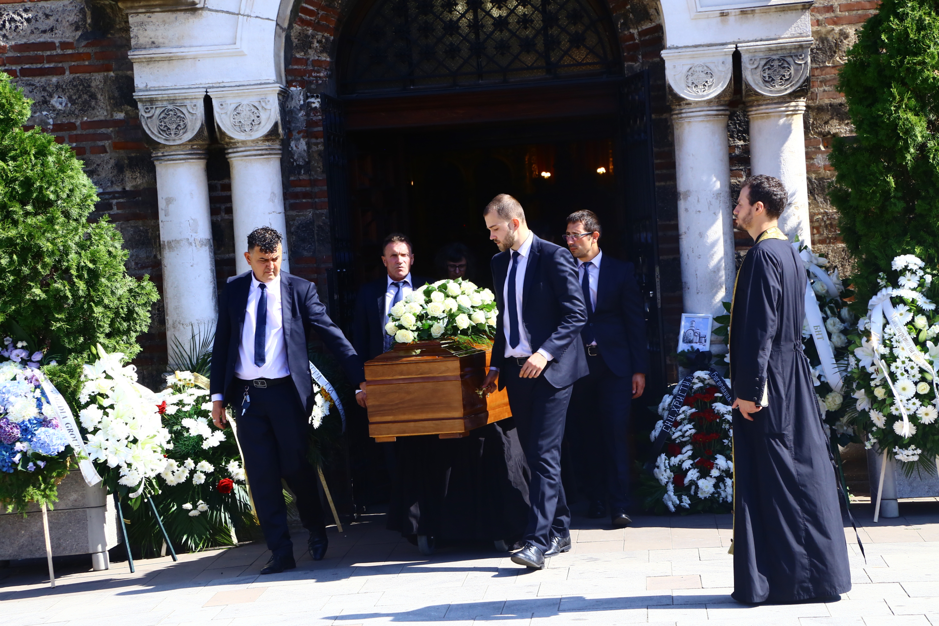 България скърби за Иван Гарелов, Радев и Деси си взеха последно сбогом ВИДЕО