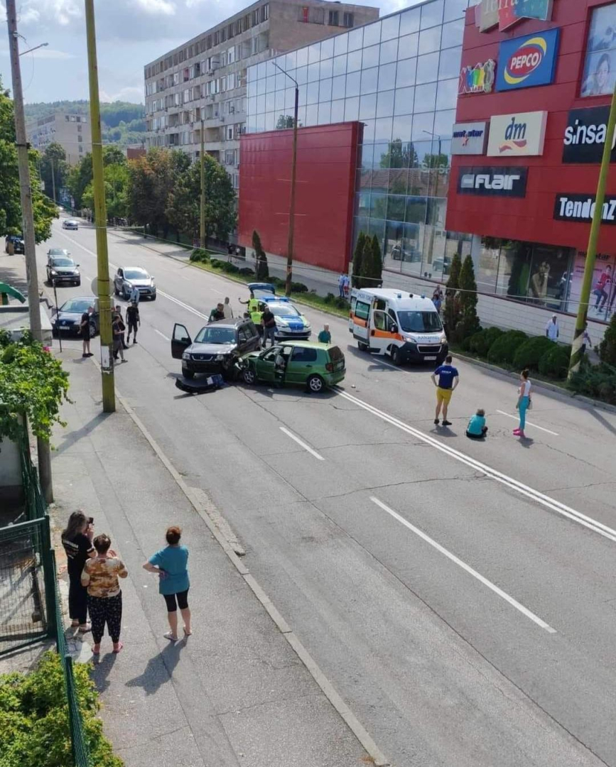 Пешеходки решиха да минат на пряко по оживен габровски булевард и стана страшно СНИМКИ