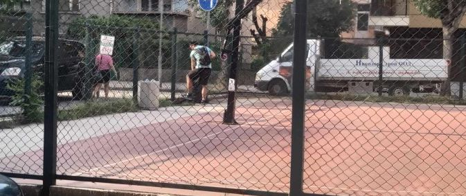 Пловдивчани не вярват на очите си: С чувал и лопата този мъж... СНИМКИ