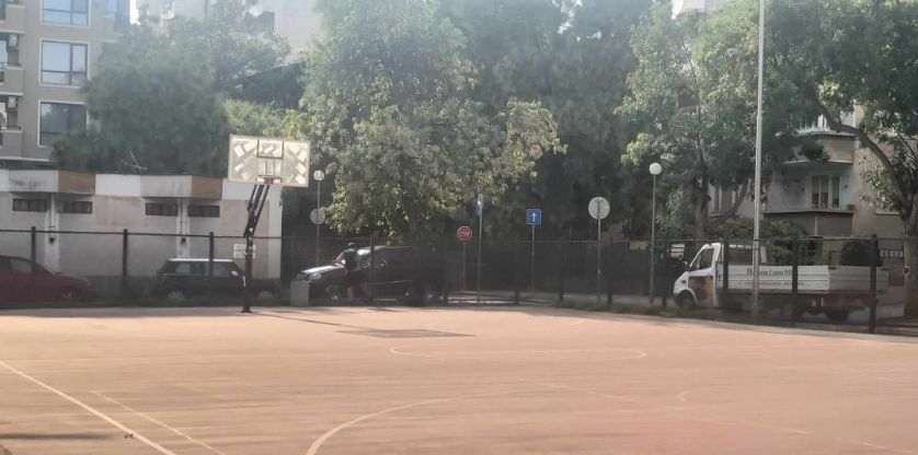 Пловдивчани не вярват на очите си: С чувал и лопата този мъж... СНИМКИ