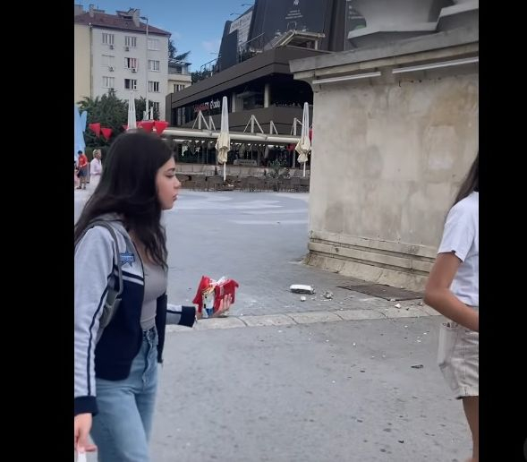 Кошмар във Варна! На косъм от главата на жена мина... ВИДЕО