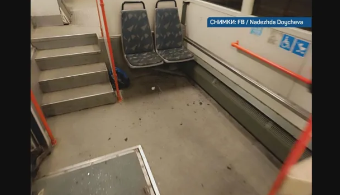 Вандали счупиха стъкла на тролейбус номер 7, спират го от движение