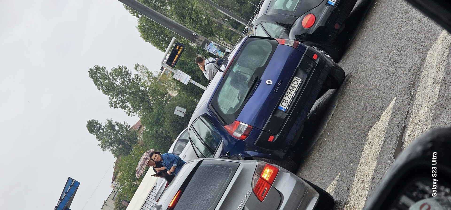 Екшън в София: Непълнолетен зад волана се заби в автомобил и избяга СНИМКИ