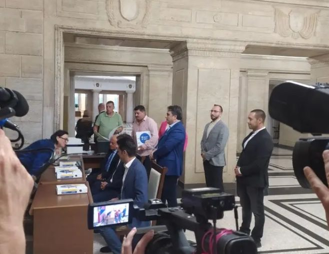 ПП-ДБ се регистрира за изборите, точи ножа на служебните правителства 