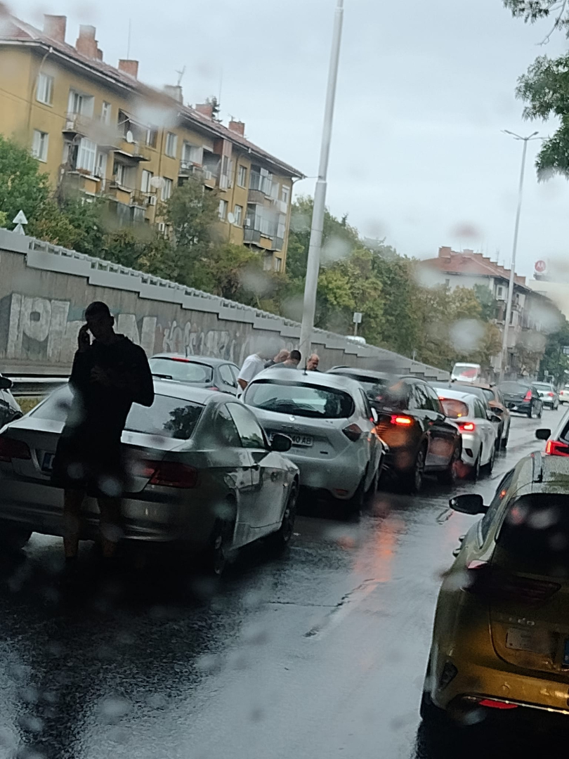 Верижно меле на ключово място в София ВИДЕО