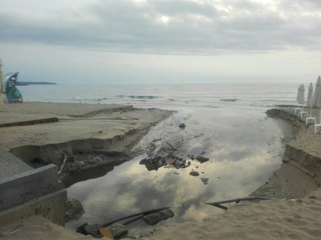 Погром във Варна и Слънчев бряг! Пожарникарите не смогват СНИМКИ