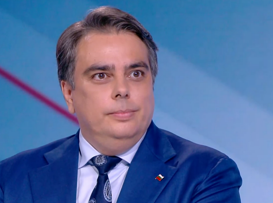 Цветанка Ризова закова Асен Василев, а той изпадна в режим на...