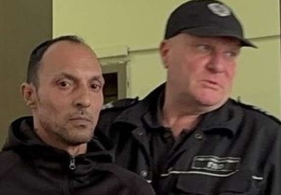 Брутално: Тошо закла любовника на майка си пред очите й, а сега лети от кеф