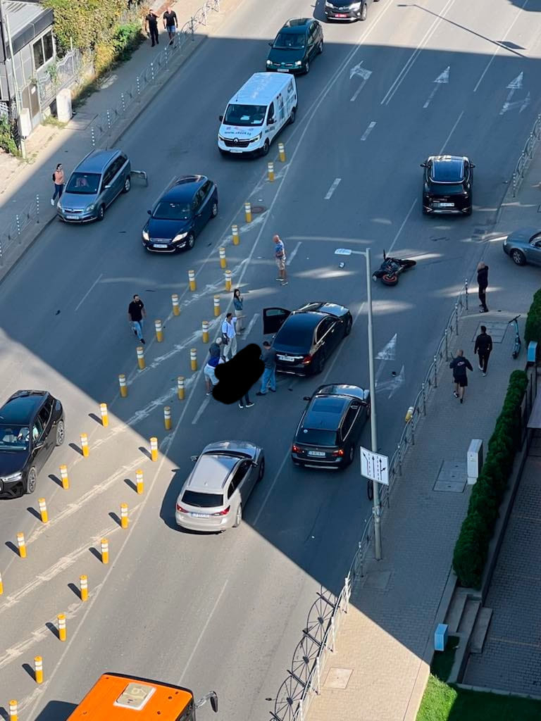 Кървав ужас в София: Кола помете моторист след забранена маневра СНИМКИ