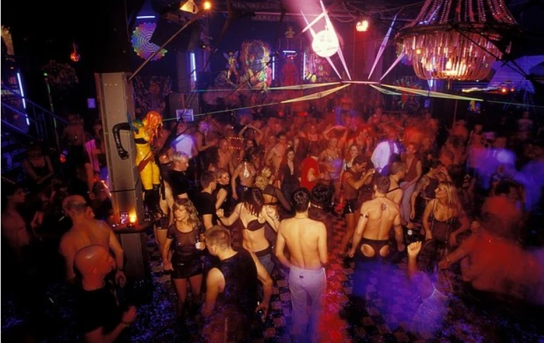 Мъж отиде в известен секс клуб и сподели впечатленията си СНИМКИ 18+