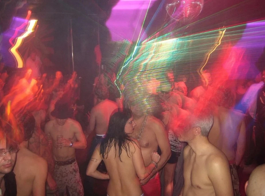 Мъж отиде в известен секс клуб и сподели впечатленията си СНИМКИ 18+