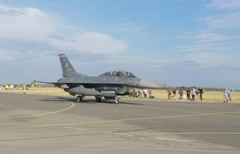 Радев излетя с F-16, помаха на зяпачите СНИМКА