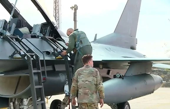 Фигури от висшия пилотаж: Радев слезе от F-16 и веднага заговори за Северна Македония ВИДЕО