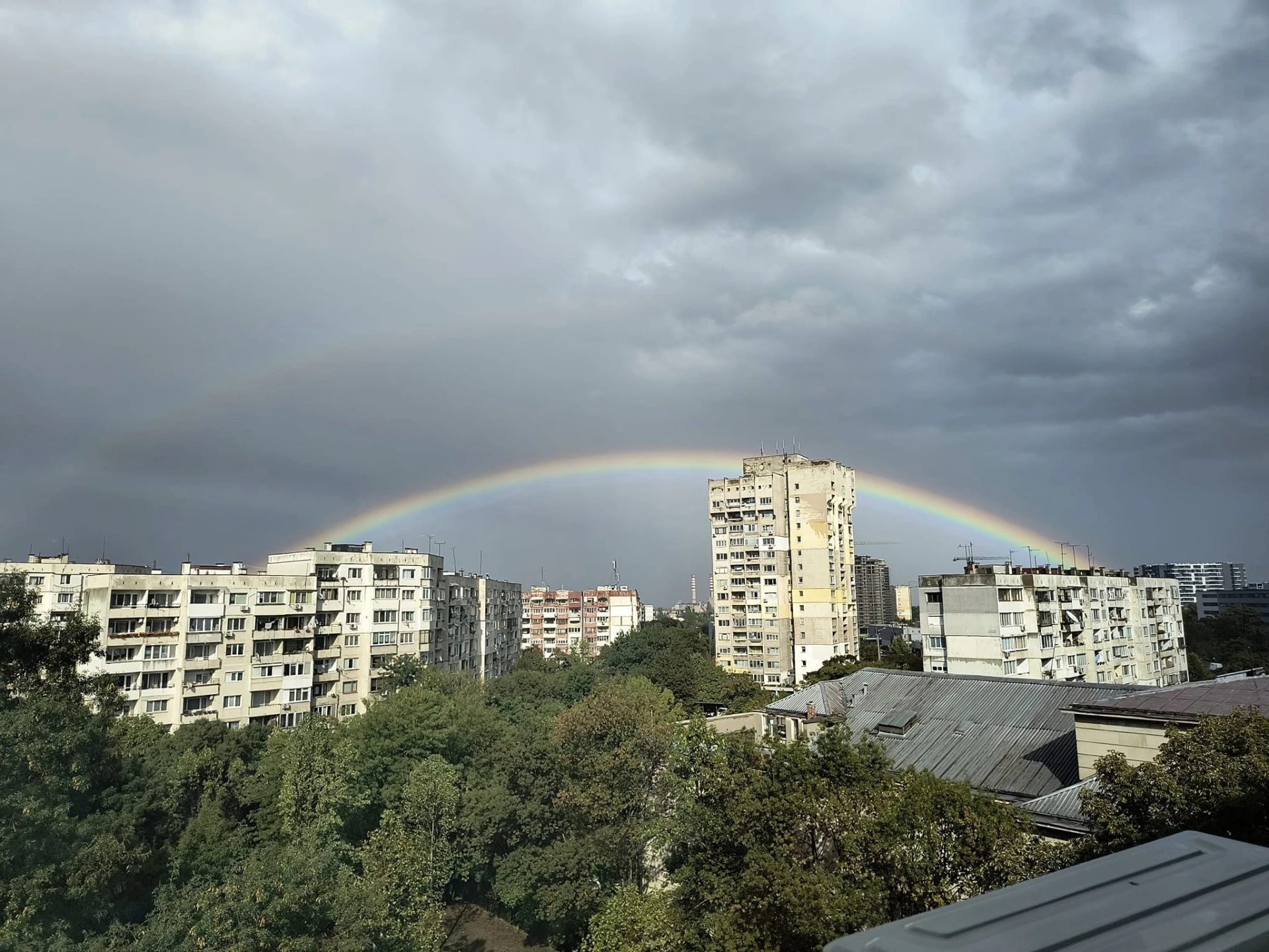  Нещо уникално се появи в небето над София, всички гледат в захлас СНИМКИ