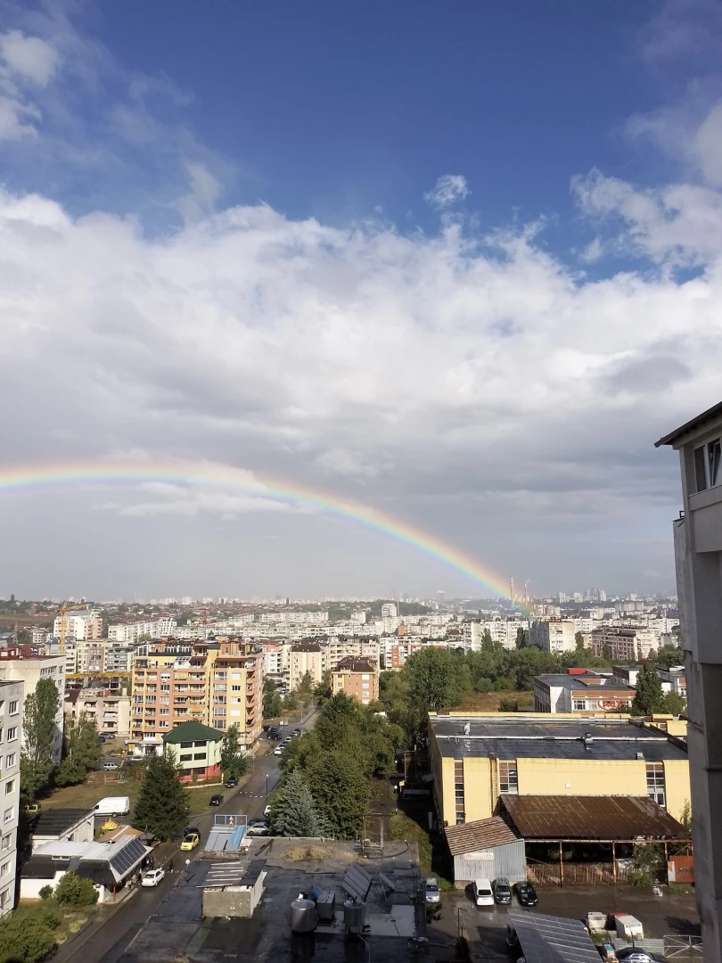  Нещо уникално се появи в небето над София, всички гледат в захлас СНИМКИ