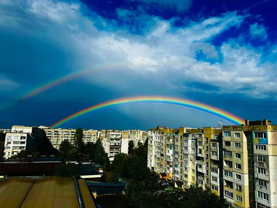  Нещо уникално се появи в небето над София, всички гледат в захлас СНИМКИ