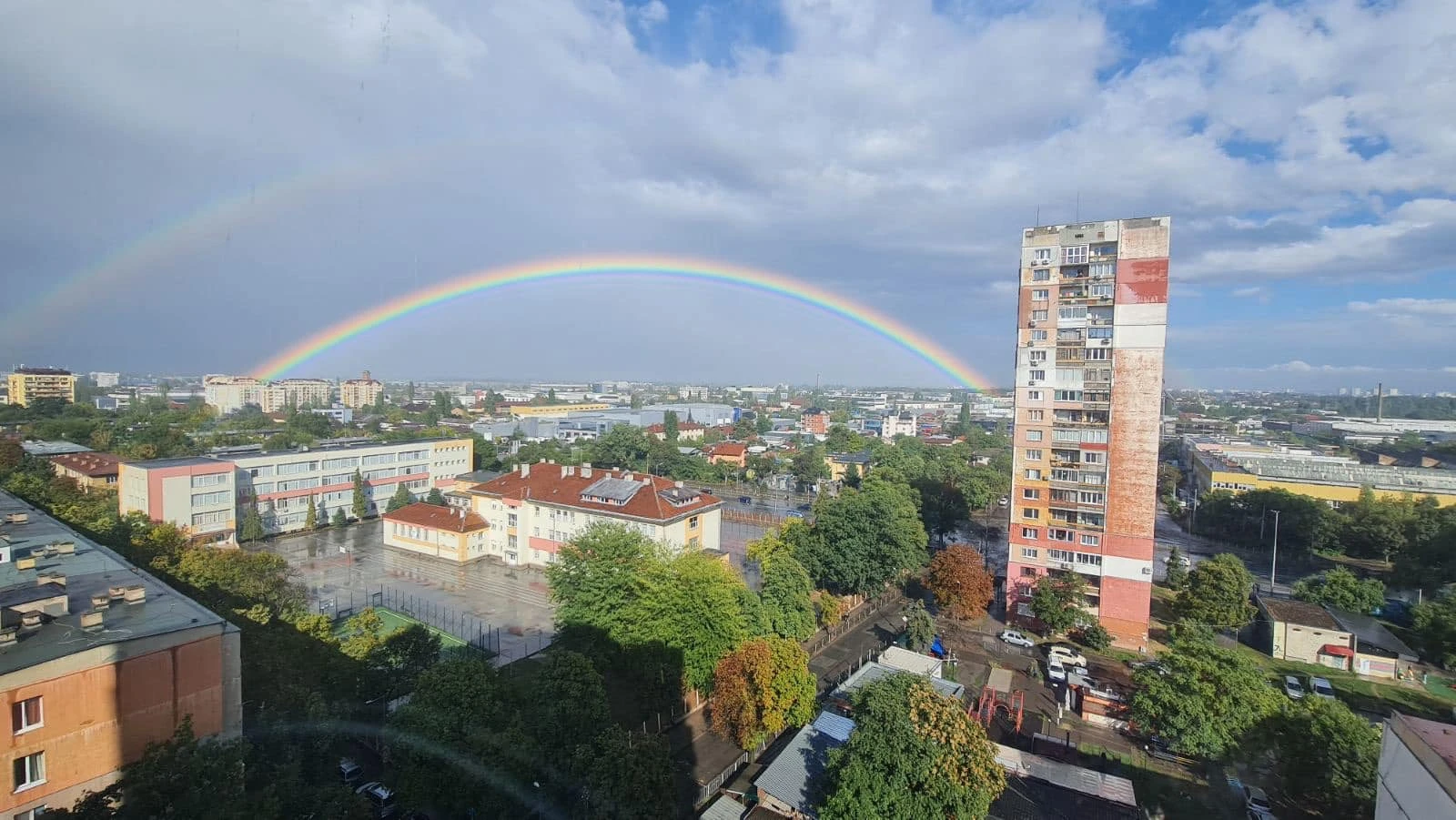  Нещо уникално се появи в небето над София, всички гледат в захлас СНИМКИ