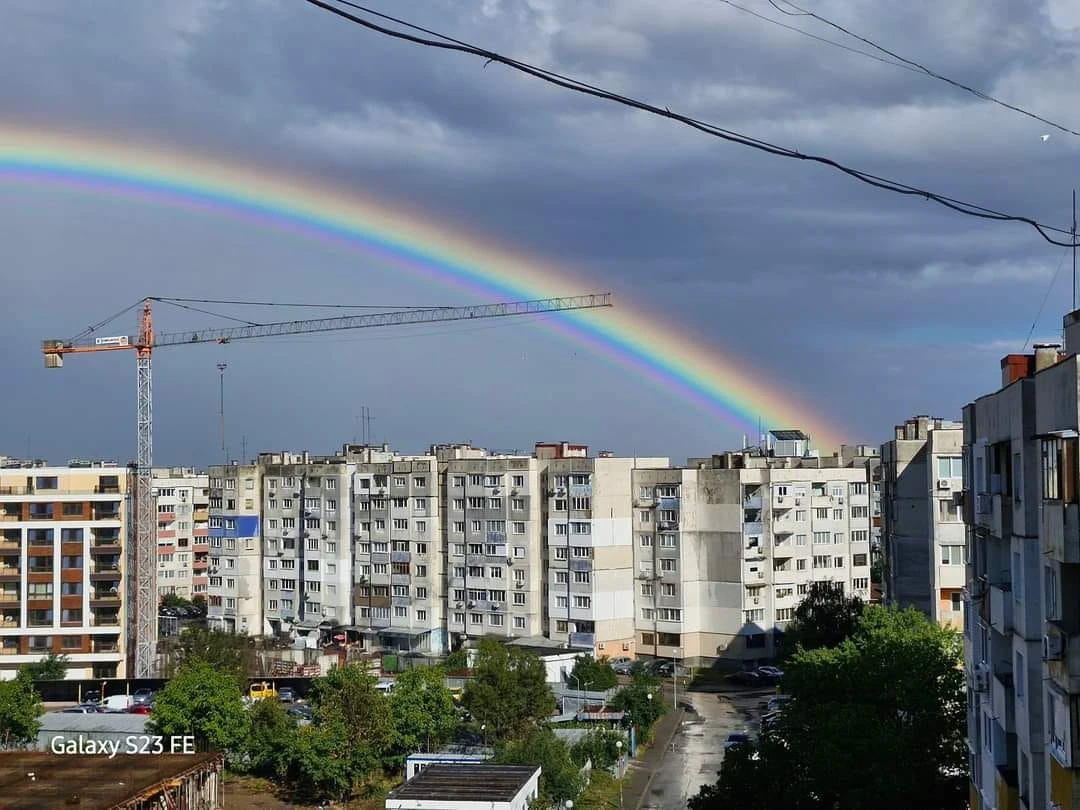  Нещо уникално се появи в небето над София, всички гледат в захлас СНИМКИ