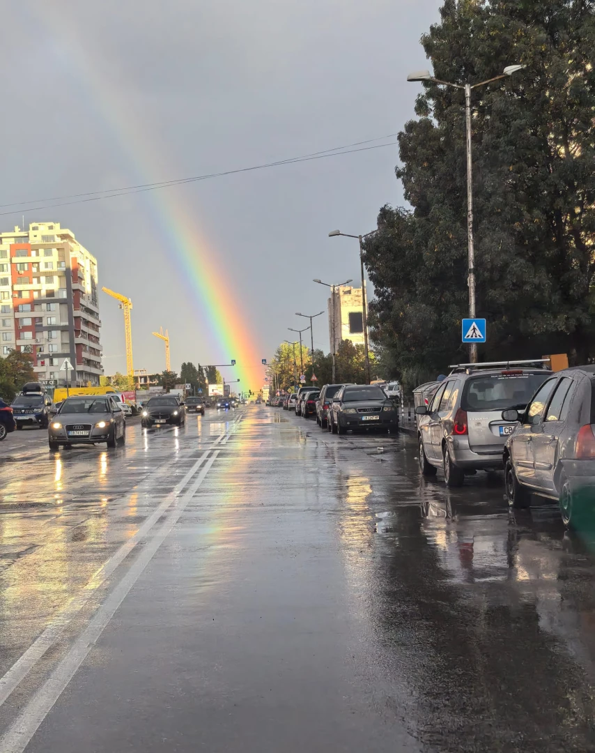  Нещо уникално се появи в небето над София, всички гледат в захлас СНИМКИ