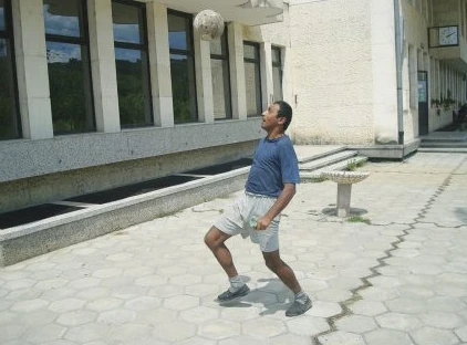 Живата емблема на Стражица Асан Гумата се надбягва с влаковете, врязал се в колоездачна обиколка СНИМКИ