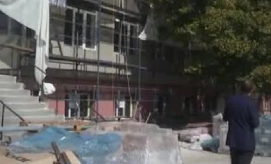 Вкарват малките ученици при гимназисти в този наш град, родителите обаче са притеснени ВИДЕО
